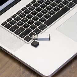 PEN DRIVE PRATINHA 8 GB  COM TAMPA 